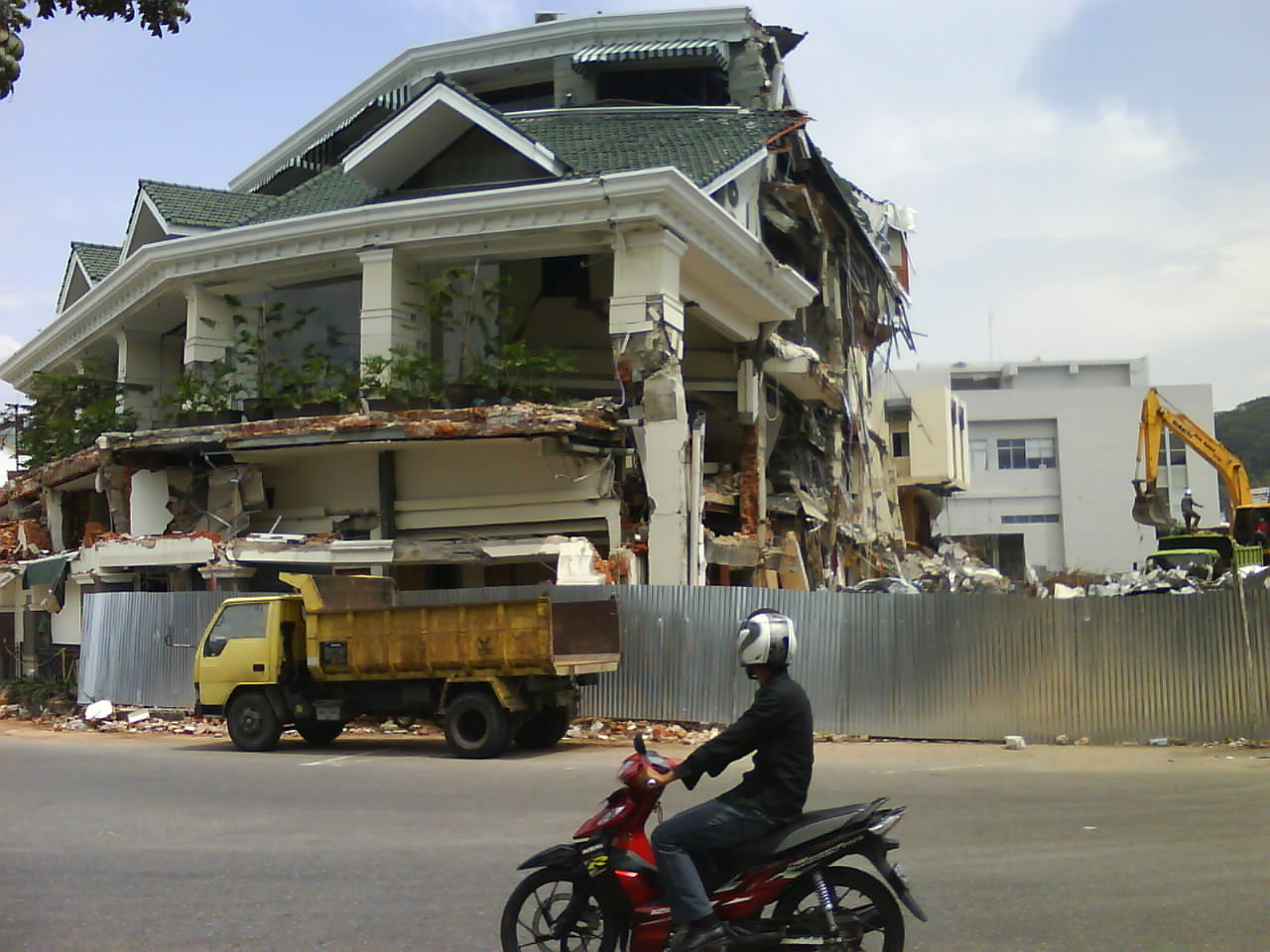 The Breakup of Ambacang Hotel On 2009 Earthquake in Padang