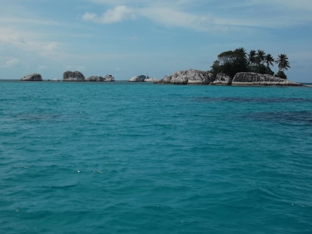 Pulau-pulau yang berserakan dari batu granit