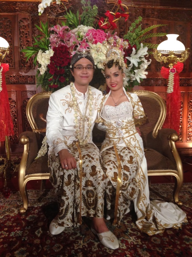 Pernikahan Putri Herlina dan Reza (Sumber foto: http://saptuari.blogspot.com/2013/10/tuhan-maha-sutradara.html)