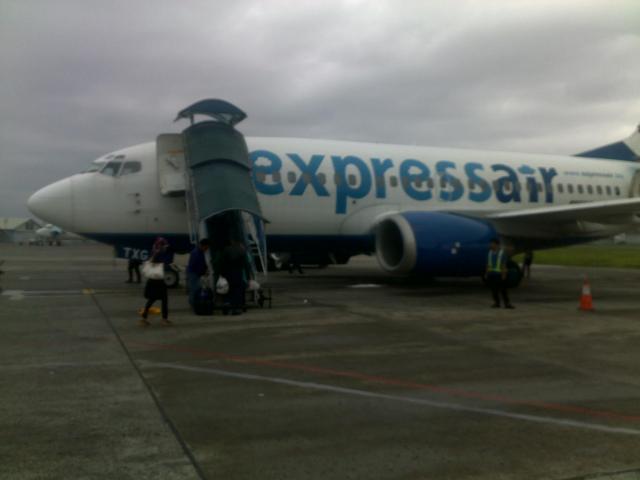 Rupa pesawat Xpress Air di landasan Bandara Husein