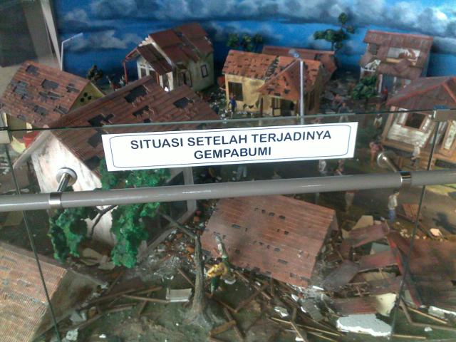 Contoh Cerita berkunjung ke rumoh aceh dan museum tsunami 