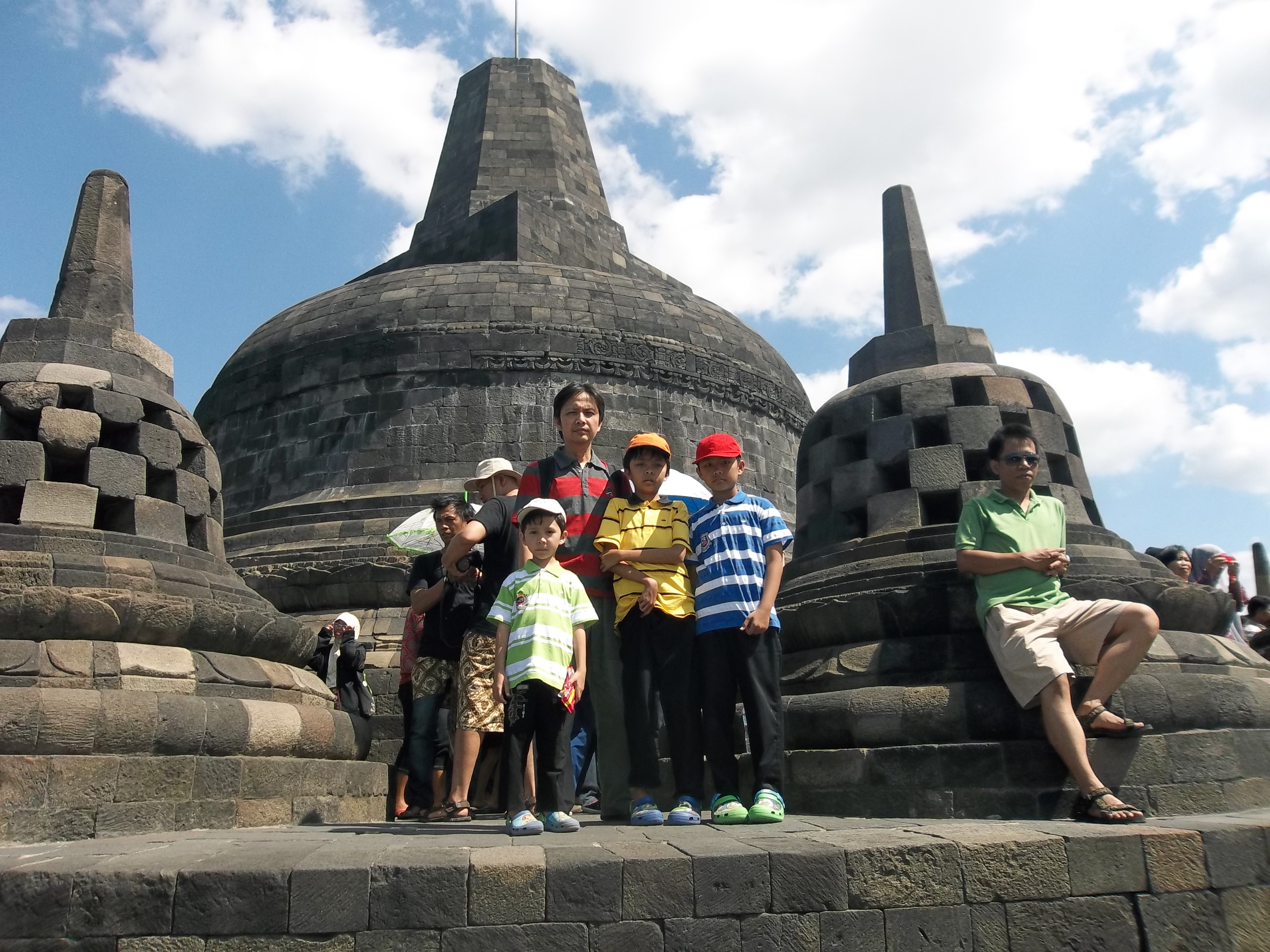Sebenarnya Candi Mendut ini lebih dulu kita lewati sebelum sampai ke Borobudur namun memang sebaiknya Candi Mendut dikunjungi dalam perjalanan