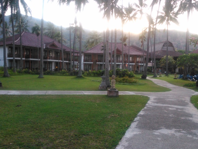 Salah satu cottage di Hotel Holiday Resort