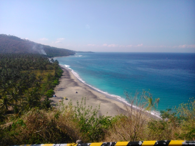 Pantai yang indah sepanjang Senggigi hingga ke Lombok Utara. 